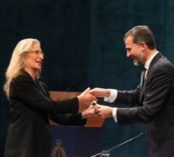Don Felipe entrega el Premio Príncipe de Asturias de Comunicación y Humanidades a Annie Leibovitz